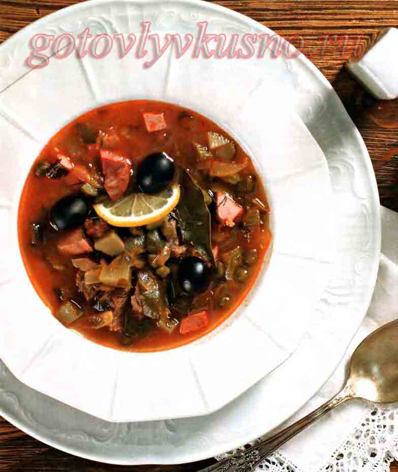 солянка сборная мясная в тарелке