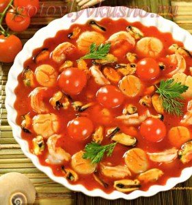томатное желе с морепродуктами в тарелке