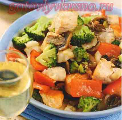 теплый салат с рыбой и овощами