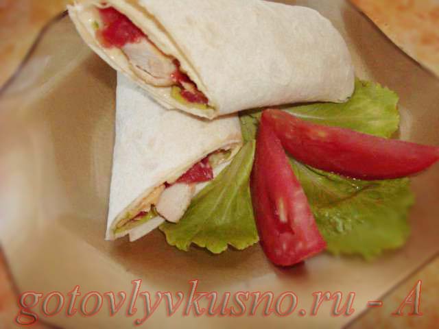 тортилья с курицей, помидорами и сыром