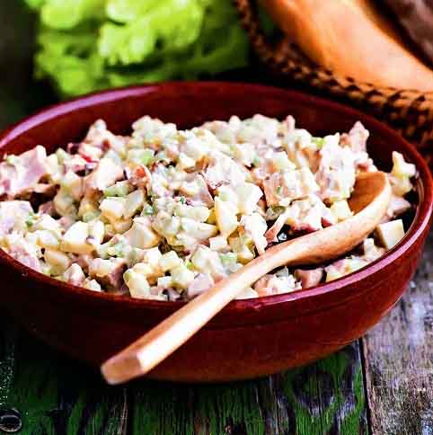 салат с копченой курицей и сельдереем