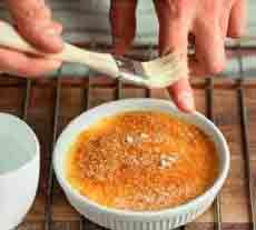 Крем-брюле десерт с карамельной корочкой и крем-брюле