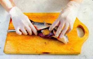 разрезаем брюшко рыбы