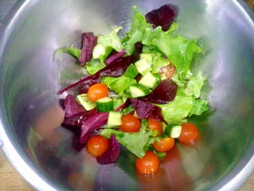 смешиваем в миске овощи с листом салата