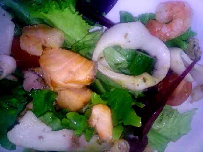 выкладываем салат с морепродуктами на тарелку