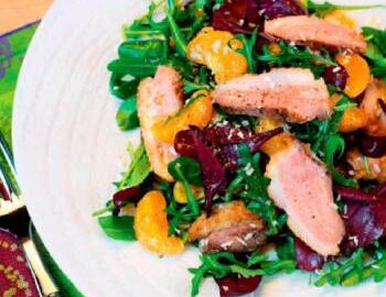 салат с уткой и мандаринами с кунжутным маслом